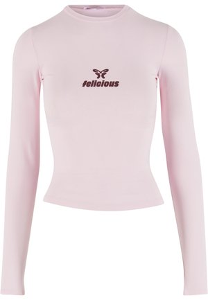 Długi rękaw, dopasowana bluzka w miękkim, pastelowym różowym kolorze, z okrągłym dekoltem i brązowym logo "felicious" na środku, z motywem motyla.