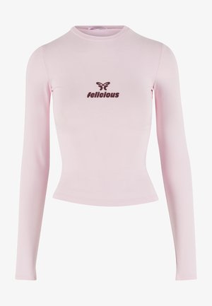 Długi rękaw, dopasowana bluzka w miękkim, pastelowym różowym kolorze, z okrągłym dekoltem i brązowym logo "felicious" na środku, z motywem motyla.
