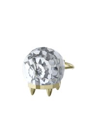 Facetterad klar kristallring med en bas av guldfärgad metall och fyra spetsiga accenter, med en rundad form och polerad yta.