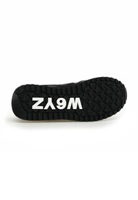 Suola di sneaker nera con un motivo di battistrada robusto, con il logo bianco 'W6YZ' in evidenza. Materiale in gomma resistente per una buona trazione.