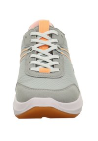 Helle graue Sneaker mit strukturiertem Mesh-Obermaterial, orangefarbenen und pinken Akzenten, weißen Schnürsenkeln, runder weißer Sohle und Gummilaufsohle.