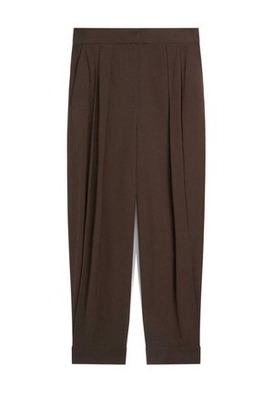 Braune, maßgeschneiderte Hose mit Falten, umgeschlagenen Säumen und Seitentaschen, auf weißem Hintergrund präsentiert.