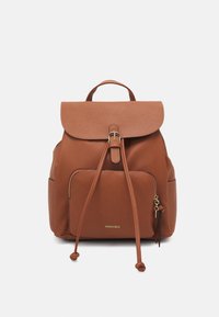 Sac à dos en cuir marron avec un rabat supérieur, fermeture à cordon, poche avant et accents en métal doré. Il est doté d'une poignée supérieure et d'un détail de logo.