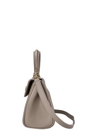 Borsa a tracolla in pelle taupe con forma triangolare, superficie texturizzata, dettagli in metallo dorato e una tracolla removibile.