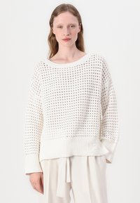 Maglione bianco a maglia con design a trama aperta, bordi a coste sui polsini e sull'orlo, caratterizzato da una discreta etichetta logo sul bordo inferiore. Vestibilità casual.