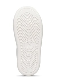 Suola in gomma bianca con un motivo ondulato texturizzato, caratterizzata da un logo circolare "N" e un numero circolare "24" nell'angolo in basso.