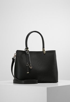 Schwarze Handtasche mit strukturiertem Design, strukturiertem Chevron-Muster, doppelten Griffen und einem abnehmbaren Schultergurt. Goldene Hardware-Details inklusive.