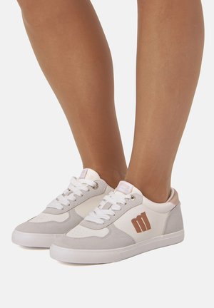 Baskets blanches et grises avec une combinaison de daim et de cuir, bout rond, design à lacets, et un accent de logo marron sur le côté.