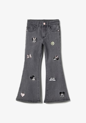 Grijze uitlopende spijkerbroek met geborduurde patches met cartoons en een smiley. Roze knoop- en zakdetails. Gemaakt van een katoenmix.