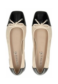 Beige Ballerinas mit glänzender schwarzer Kappe, dezentem Schleifenakzent und silbernen Details. Glatte Lederstruktur mit abgerundeter Form.