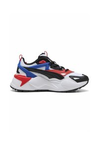 Baskets de sport avec un dessus en mesh noir, blanc et rouge avec des accents bleus, une semelle rembourrée et des détails texturés sur le côté.