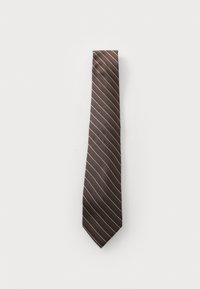 Cravate marron à rayures avec de fines rayures blanches diagonales, en tissu lisse, présentant une extrémité pointue et une largeur uniforme.