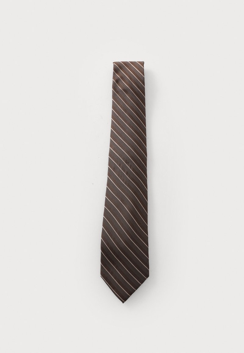 Cravate marron à rayures avec de fines rayures blanches diagonales, en tissu lisse, présentant une extrémité pointue et une largeur uniforme.