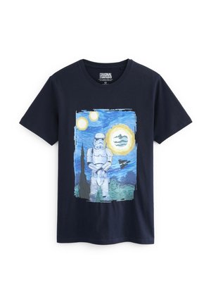 T-shirt marine avec un motif peint représentant un stormtrooper de Star Wars debout sous deux soleils dans un ciel bleu étoilé.