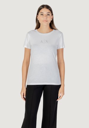T-shirt bianco a maniche corte con scollatura rotonda, caratterizzato dal logo "A|X ARMANI EXCHANGE" in testo argentato sul petto. Texture liscia.