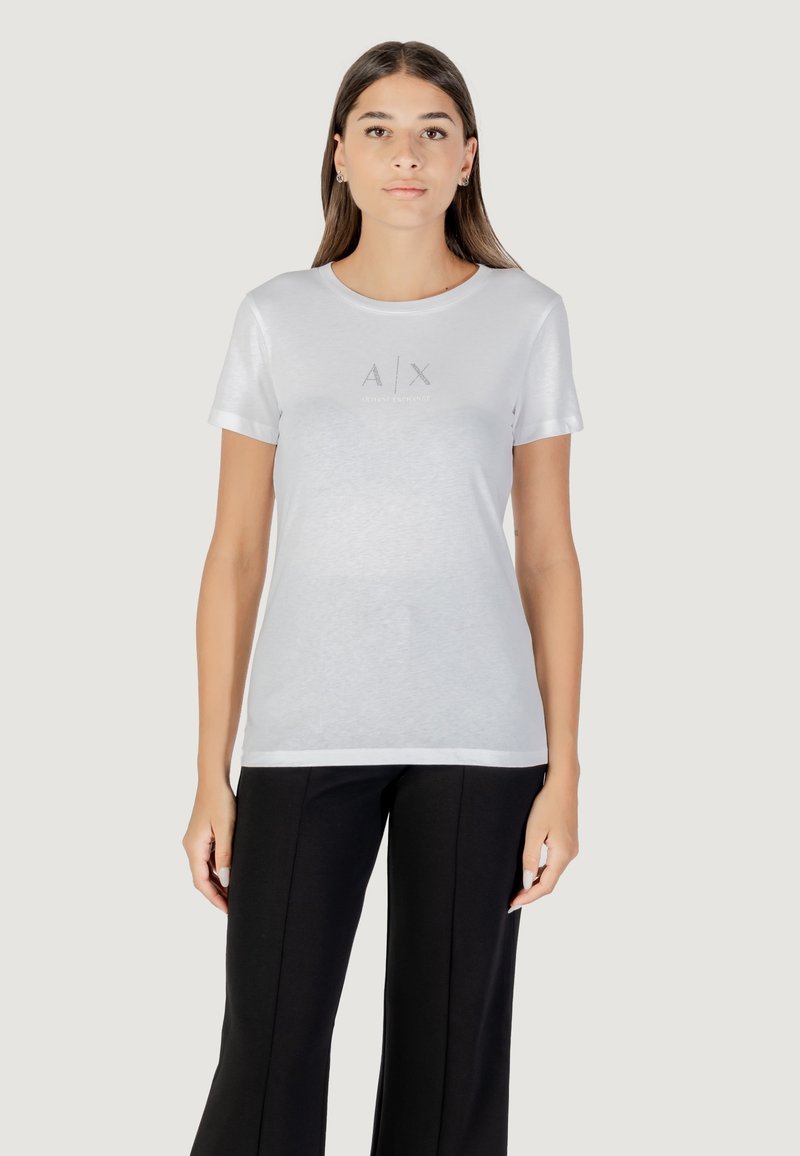 Bijela kratkotrajna majica s kratkim rukavima, okruglog izreza, na kojoj se nalazi logo "A|X ARMANI EXCHANGE" u srebrnom tekstu preko prsa. Glatka tekstura.