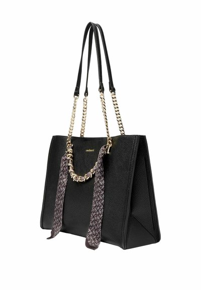 Borsa tote in pelle nera con design strutturato, dotata di hardware a catena dorata e dettagli in tessuto viola con motivo sui manici.