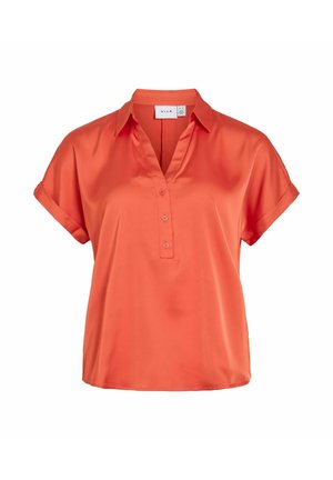 Blusa arancione a maniche corte con collo alla coreana, tre bottoni frontalmente e una texture liscia simile al raso.