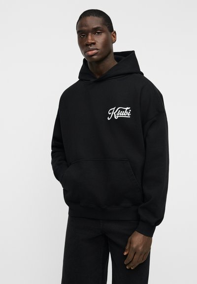 Μαύρο βαμβακερό φούτερ με κουκούλα διαθέτει μπροστινή τσέπη και λευκό κεντητό λογότυπο στο αριστερό στήθος. Ο σχεδιασμός είναι χαλαρός με μακριά μανίκια.