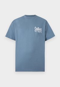 Blaues T-Shirt mit kurzen Ärmeln und Rundhals mit weißem, stilisiertem "Carhartt WIP" Schriftlogo auf der linken Brust.