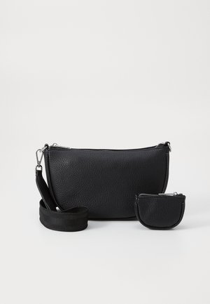 Sac bandoulière en cuir noir texturé avec une large sangle amovible et une petite pochette assortie zippée pour pièces, sur fond blanc.