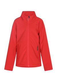 Rød softshell-jakke med høj krave, fuld lynlås, sidelommer og præget logo-detail. Glat tekstur og moderne design.