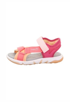 Sportlicher Sandale mit rosa und korallenfarbenen Riemen, Klettverschlüssen und einer strukturierten grauen Innensohle. Leichte weiße Sohle mit flexiblen Profilen.
