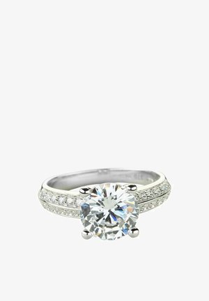 Sooloorrõngas, millel on suure ümara briljandi, asetatud hõbedasse, millel on kaks riba, kaunistatud väikeste säravate kividega.