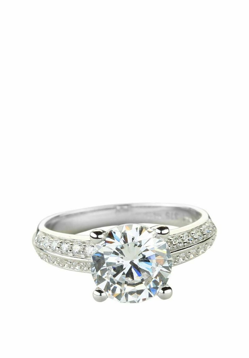 Solitaire-Ring mit einem großen runden Brillanten, gefasst in Silber, mit zwei Bändern, die mit kleineren funkelnden Steinen verziert sind.