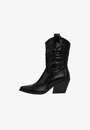 Bottine de cowboy en cuir noir avec un bout pointu, un talon empilé et un motif floral en relief sur la tige. Texture lisse, silhouette élancée.