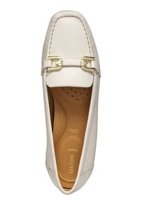 Mocasines de cuero blanco con parte superior texturizada, herrajes dorados, plantilla acolchada y diseño de puntera redondeada. Acabados con sutilezas en los detalles de costura.