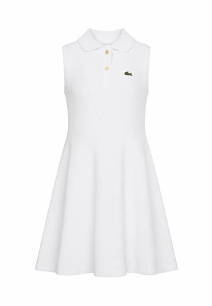 Biała bezrękawnikowa sukienka polo z rozkloszowanym dołem, dwoma beżowymi guzikami i małym zielonym logo krokodyla na piersi.