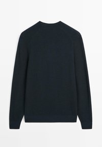 Donkerblauwe trui met een ronde hals, lange mouwen en geribbelde manchetten. Zachte textuur, eenvoudig ontwerp en geen zichtbare patronen of accenten.