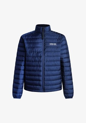 Chaqueta acolchada de color navy con cuello alto, costuras horizontales, cierre frontal con cremallera y pequeño logo en la parte superior izquierda del pecho. Tejido texturizado.