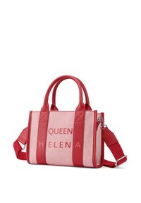 Borsa a tracolla rossa con un design testurizzato, con "QUEEN HELENA" in caratteri in grassetto, doppi manici superiori e una tracolla regolabile.