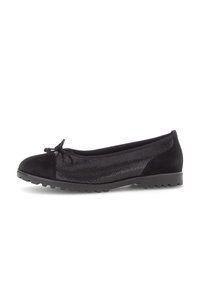 Zwarte ballet flats met een gladde suède neuskap en een gestructureerd slangenprintpatroon op de bovenkant, voorzien van een klein strikje en een rubberen zool.