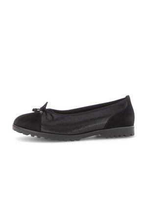 Schwarze Ballettschuhe mit einer glatten Wildlederspitze und einem strukturierten Schlangenledermuster im Obermaterial, verziert mit einer kleinen Schleife und einer Gummisohle.