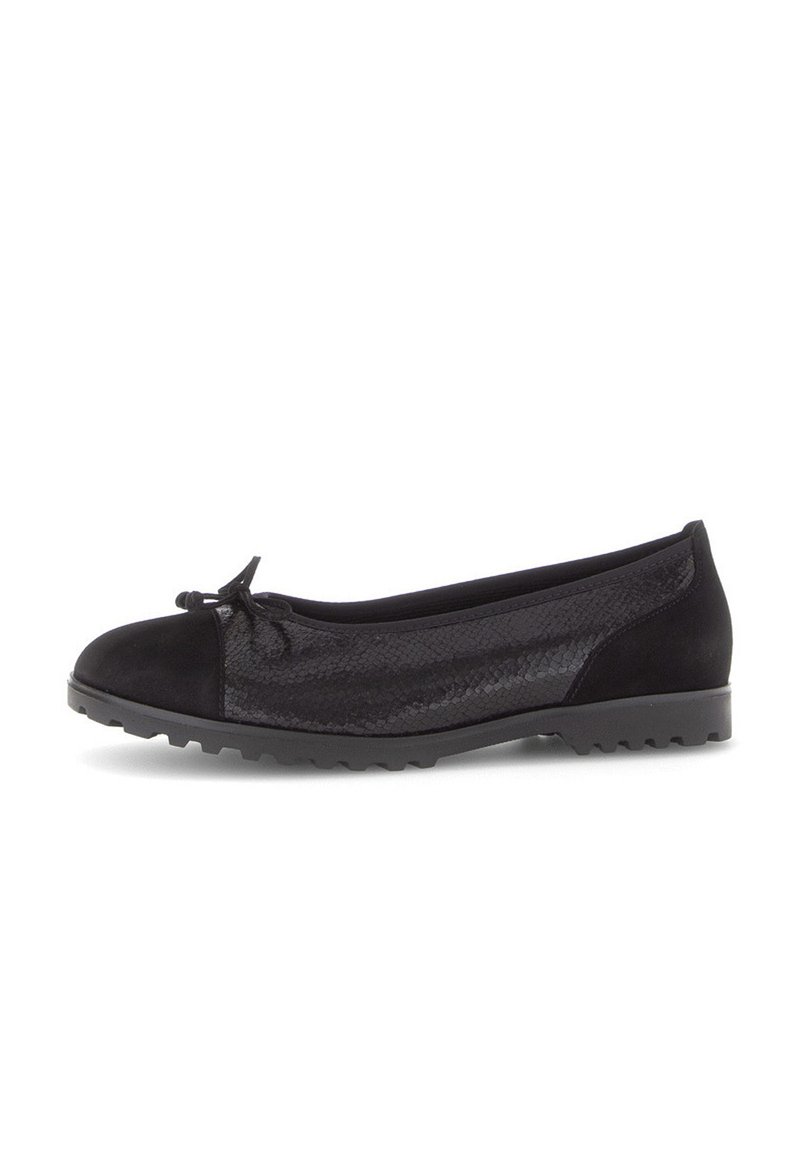 Zwarte ballet flats met een gladde suède neuskap en een gestructureerd slangenprintpatroon op de bovenkant, voorzien van een klein strikje en een rubberen zool.