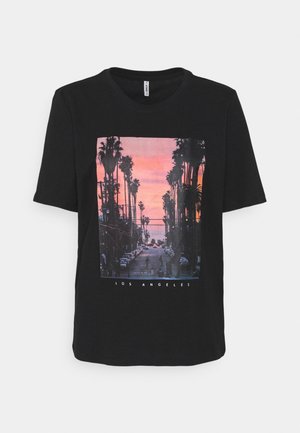 Czarna koszulka z nadrukowanym zdjęciem ulicy w Los Angeles z palmami o zachodzie słońca oraz tekstem "Los Angeles" pod obrazem.