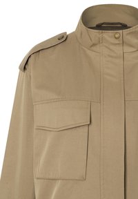 Braune Jacke mit Stehkragen, zwei aufgesetzten Fronttaschen, Schulterklappen und glatter Stoffstruktur.