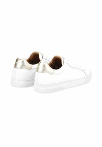 Witte leren sneakers met een gestructureerde gouden accent bij de hiel. Plat witte rubberen zool en rond neuzenontwerp. Schoon, minimalistisch stijl.