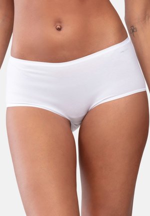Weiße Baumwoll-Hipsterunterwäsche mit glatter Textur und einem weichen, elastischen Bund. Verfügt über abgerundete Beinöffnungen und minimale Nähte.