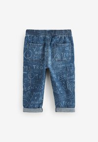 Denim püksid elastse vöökohtaga, mitmete graafiliste joonistustega ja kahe tagataskuga, üleskeeratud varrukatega, tumedat sinist värvi.