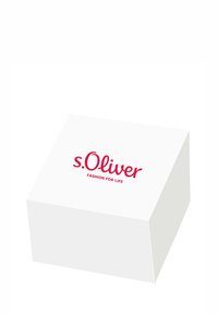 Caja rectangular blanca con una tapa plana, que presenta el logotipo rojo "s.Oliver" y el texto "FASHION FOR LIFE" en una fuente sencilla. Sin detalles adicionales.