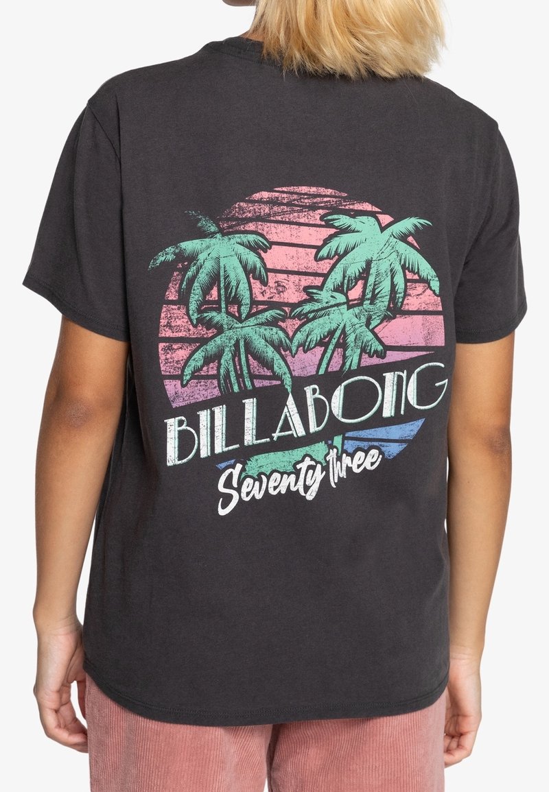 Černé bavlněné tričko s retro grafikou palem v růžové, zelené a modré barvě s textem "BILLABONG Seventy Three" níže.