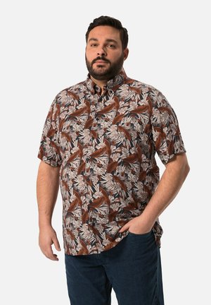 Kortærmet skjorte med knapper i brun og beige, prydet med et tropisk blad- og fuglemønster. Stoffet ser let og afslappet ud.