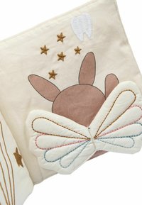 Pages en tissu doux avec des oreilles de lapin marron cousues, des étoiles dorées brodées, une dent blanche et un papillon blanc avec des détails d'ailes colorées cousues.