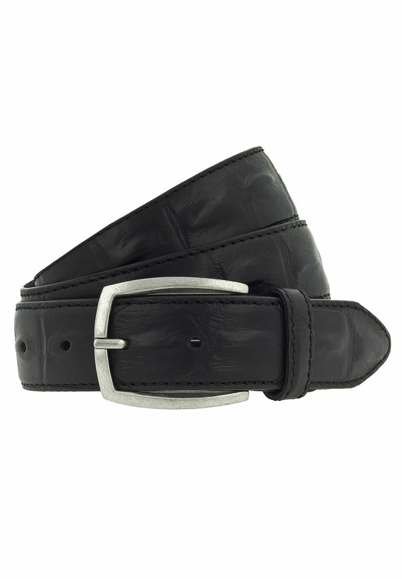 Zwarte leren riem met een gestructureerde afwerking, zilveren rechthoekige gespsluiting, vijf gaatjes voor aanpassing en contrasterende stiksels langs de randen.