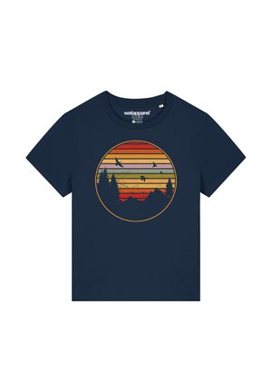 Marineblauwe katoenen t-shirt met een rond grafisch ontwerp en horizontale strepen in oranje en geel, waarop bergen en vogels zijn afgebeeld.