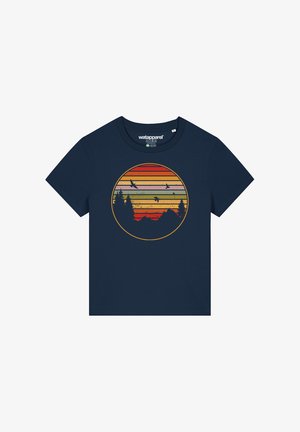 Marineblauwe katoenen t-shirt met een rond grafisch ontwerp en horizontale strepen in oranje en geel, waarop bergen en vogels zijn afgebeeld.